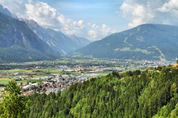 Panorama in estate della valle di Lienz in Tirolo ...