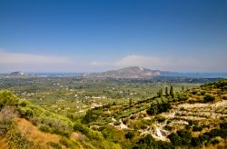 Panorama dall'interno  di Zacinto (Zante) in Grecia. A destra si nota la baia di Tsilvi, poi il monte Skopos e a sinistra la baia di Laganas - © mangojuicy / Shutterstock.com
