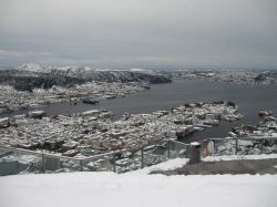 La vista magica di Bergen, fotografata dal monte Floyen, raggiungibile sia con una funicolare che con uno spettacolare sentiero a piedi (Norvegia).
