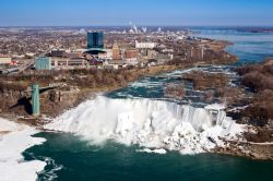 Panorama invernale, Cascate del Niagara, Canada: in questaforto scattata dalla Skylon Tower, sul lato canadese, si può ammirare un panorama completo del territorio attraversato dal Niagara ...