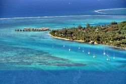 Panorama della laguna di Moorea con le water Villas dell'hotel Hilton, in Polinesia