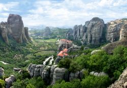 Foto panoramica sui monti delle Meteore, Grecia  - Paradiso di bellezze naturali dove storia e leggenda si fondono alla perfezione fra di loro, Meteora nel nord della Grecia, è una ...