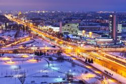 Panorama notturno di Minsk, Bielorussia: dopo il tramonto la città diventa un intrico di luci, qui ancora più brillanti grazie al riflesso della neve. Nella capitale la vita notturna ...