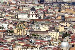 Panorama dei quartieri centrali del centro storico della città di Napoli - © posztos / Shutterstock.com