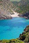 Panorama da un sentiero che domina Cala Domestica, la famosa spiaggia vicino a Buggerru in Sardegna - imagesef / Shutterstock.com