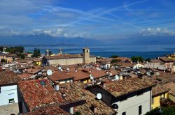 Scorcio panoramico dai tetti, Desenzano del Garda - Incastonato lungo un golfo del Lago di Garda, uno dei più suggestivi specchi d'acqua d'Italia, Desenzano è un vivace ...