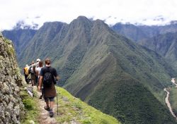 Panorama lungo il trekking sulle Ande, Purù - Percorrere l'Inca Trail che accompagna al sito di Machu Picchu è un'esperienza unica. Lungo il sentiero si possono ammirare ...