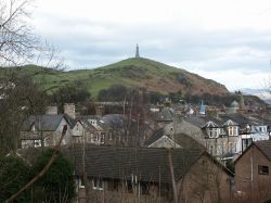 Panorama verso Hoad Hill, fotografata dal centro di Ulverston - © Dave&Lynne Slater - Wikimedia Commons.