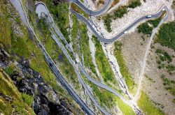 Il panorama vertiginoso da Utstikten, il famoso belvedere sulla strada dei Trollstigen in Norvegia.