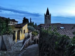 Panorama al tramonto della via che conduce al Castello scaligero a Soave, sullo sfondo il campanile della chiesa di Santa Maria