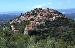 Panorama del villaggio arroccato di Castro dei ...