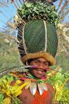 Papua Nuova Guinea, ragazzo etnia Kalam con un incredibile copricapo - Foto di Giulio Badini, I Viaggi di Maurizio Levi.
