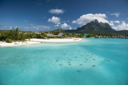 Un vero Paradiso in Terra: la laguna di Bora Bora presso il resort di St. Regis, in Polinesia Francese - cortesia www.stregisborabora.com/