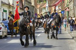 Juni Festival di Brasov, Romania - Si svolge ogni anno la domenica successiva la Pasqua ed è una tradizionale festa dove elementi magici e rituali si fondono fra di loro. E' lo Juni ...