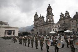 Una parata militare nel centro di Bogotà, in Plaza de Bolivar, sfila di fronte alla Cattedrale e al Palazzo di Giustizia (bianco sullo sfondo) - © gary yim / Shutterstock.com