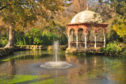 Il Parco di Maria Luisa di Siviglia, Andalusia, faceva parte dei giardini privati del Palazzo di san Telmo, ma venne donato alla città nel 1893 da parte della duchessa Maria Luisa di ...