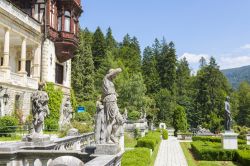 Lo splendido parco di Castello Peles a Sinaia (Romania) - © Photosebia / Shutterstock.com 