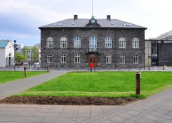 Reykjavik: il Parlamento islandese, l’Althing (Alþingi), è un edificio di basalto, risalente al 1881.