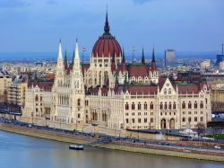 Parlamento Ungherese a Budapest, Ungheria - Simbolo della città oltre che una delle mete turistiche più importanti, il Parlamento di Budapest si trova sulla sponda del Danubio ...