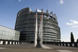 Parlamento Europeo a Strasburgo, Francia - Chiamata anche Europarlamento,questa istituzione eletta direttamente dai suoi cittadini, dispone di tre sedi fra cui quella di Strasburgo che si affianca ...