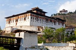 Paro, Bhutan, il complesso di  Rinpung dzong un Monastero fortificato - © takepicsforfun / Shutterstock.com