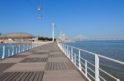 Il Parque das Nações: vista dal molo con la Teleferica e il ponte Vasco da Gama a Lisbona