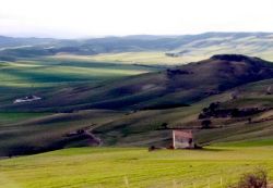 Paesaggio zona bradanica nei dintorni di Gravina di Puglia, provincia di Bari.
