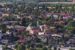 La parte moderna di Pamukkale con in evidenza una moschea. Ci troviamo vicino a Denizli nell'ovest della Turchia  - © OPIS Zagreb / Shutterstock.com