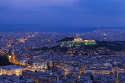 Il Partenone e l'Acropoli alla sera dominano ...