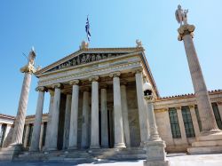 Particolare dell'Accademia Nazionale della Grecia ad Atene. L'edificio in stile neoclassico si deve al progetto dell'architetto Teofilo Hansen, ed è oggi uno dei monumenti ...