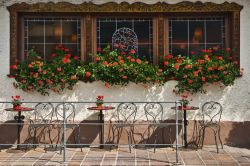 Dettaglio di una casa ad Alpbach, Tirolo (Austria) - Piuttosto ovvio che in estate i fiori trovino la loro forma migliore, ma non altrettanto ovvio che un borgo li valorizzi al punto di farli ...