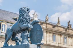 Un dettaglio del castello Neue Schloss di Stoccarda, nel land del Baden-Wurttemberg, in Germania. Il castello occupa il lato meridionale della Schlossplatz, la piazza più importante ...