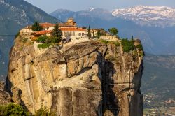 Panorama sul monastero di Aghia Triada, Meteore - L'ardita costruzione in cima a picchi rocciosi di questi edifici religiosi ha contribuito a crearvi attorno un alone di sacro e di mistero: ...