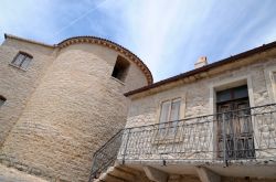 Piccoli blocchi di granito dalle tonalità grigie e biancastre sono utilizzate per costruire dimore e abitazioni che caratterizzano Aggius, inserito fra i borghi eccellenti d’Italia ...