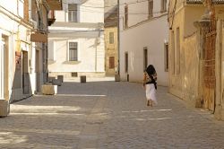 Passeggiata nel centro di Cluj Napoca, Romania - I viottoli lastricati in pietra sono ancora oggi una testimonianza del passato di Cluj Napoca, suggestiva cittadina medievale della Transilvania. ...