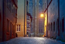 Passeggiata mattutina a Rothenburg, Germania - Le luci dell'alba accompagnano alla scoperta di palazzi storici e religiosi nel centro di Rothenburg: in questa immagine uno scorcio della ...