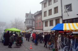 A passeggio tra le bancarelle di un mercatino natalizio a San Gallo (Svizzera)