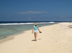 La spiaggia bianca di Maupiti, Polinesia, si presta alle lunghe passeggiate in riva al mare. La protezione solare è d'obbligo, e magari un bel cappello di paglia: in fondo siamo tra ...