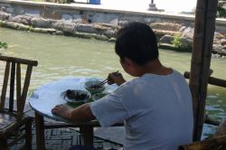 Pasto frugale a Zhouzhuang, su una delle rive del villaggio fluviale della Cina