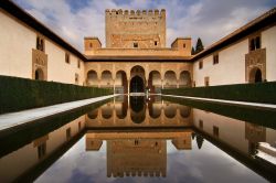 Patio de los Arrayanes Alhambra Granada Spagna - © jorgedasi / Shutterstock.com