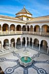 ll patio principale della Casa de Pilatos di Siviglia, nell'antico quartiere ebraico. Tipico edificio andaluso del Cinquecento, un tempo era unito alla chiesa di San Esteban da vari passaggi, ...