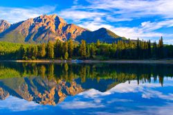 Il Patricia Lake del Jasper National Park (Canada) in una luminosa giornata di primavera. Intitolato alla principessa Patricia di Connaught, nipote della Regina Victoria, è solo uno degli ...