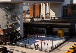 Area da pattinaggio a Standard Plaza di New York, Stati Uniti. Al civico 848 di Washington Street si trova lo Standard Plaza che ospita fra l'altro una divertente pista dedicata a chi si ...