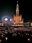 Pellegrini a Fatima durante una veglia notturna nel piazzale della chiesa di Nostra Signora del Rosario