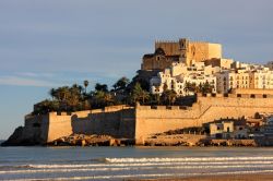 Peniscola sarebbe una piccola isola del Mediterraneo se non fosse unita alla Spagna da una lingua di sabbia - © Carina-Foto / Shutterstock.com
