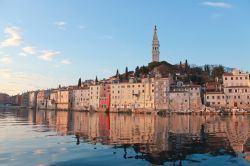 La penisola-isola di Rovigno fotografata all'alba, quando le acque dell'Adriatico in Istria (Croazia) risultano calme e regalano magnifici riflessi - © project1photography / Shutterstock.com ...