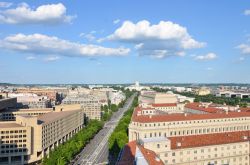 La famosa Pennsylvania street a Washington: la strada che conduce al Capitol Hill ospita gli Uffici della FBI, la polizia federale, oltre che altri edifici dell'amministrazione americana ...