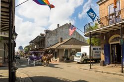 Percorso turistico nel French Quarter di New Orleans - I suoi edifici sono un mix di architettura francese, spagnola, creaola e americana con case basse in stile coloniale e tetti in ferro battuto. ...