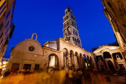 Spalato (Split), città principale della Dalmazia, e il Palazzo di Diocleziano by night. Ben visibile il peristilio sormontato dal campanile della cattedrale medievale, ricavata da un ...