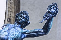 Il Perseo con la testa di Medusa, opera in bronzo di Benvenuto Cellini, Firenze. Si trova nella loggia dei Lanzi, in piazza della Signoria, in posizione antistante a Palazzo Vecchio - © ...